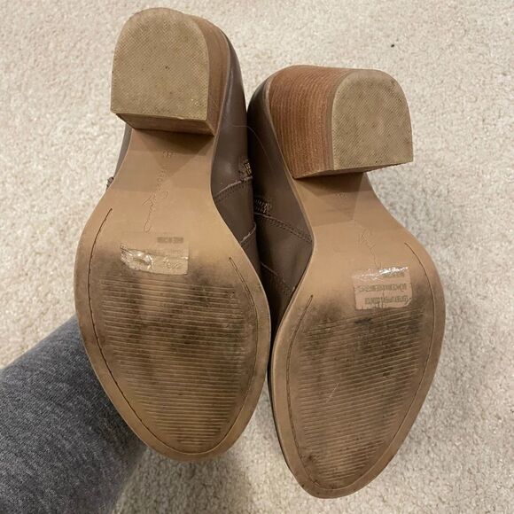 EUC Report Signature Taupe Osprey Booties Sz 8.5 - Picture 7 of 8